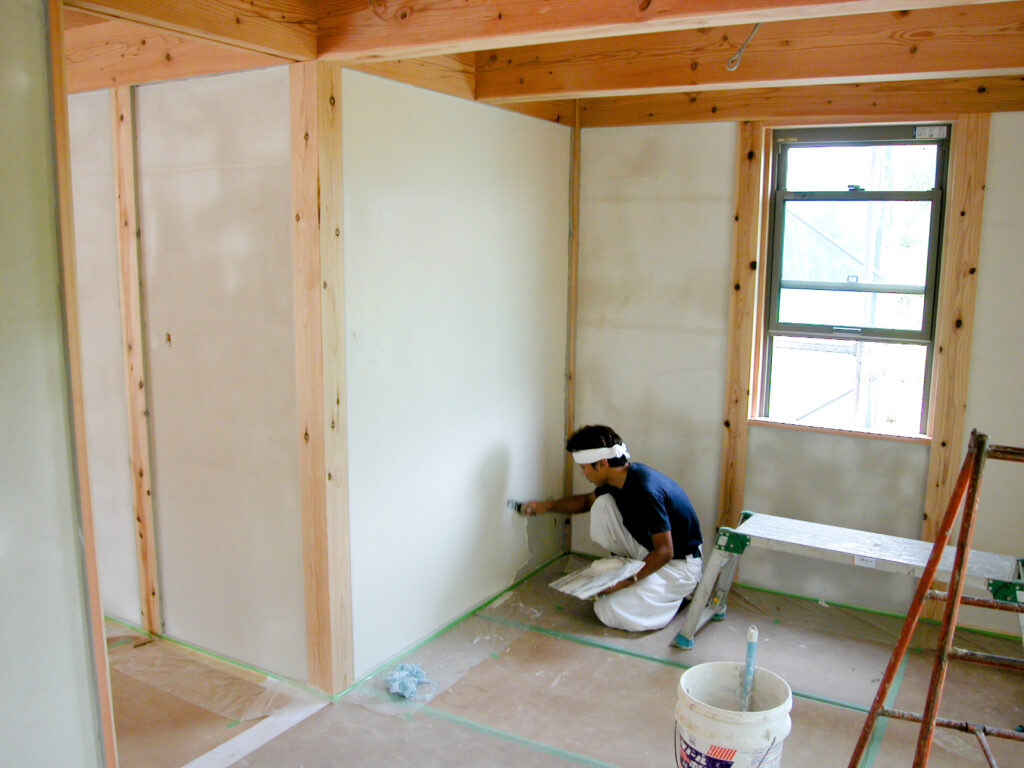 ビニールクロスの壁ではなく漆喰やシラス壁を選ぶ キグミノイエのやらない約束 長野県東御市 伝統工法でつくる木組の家