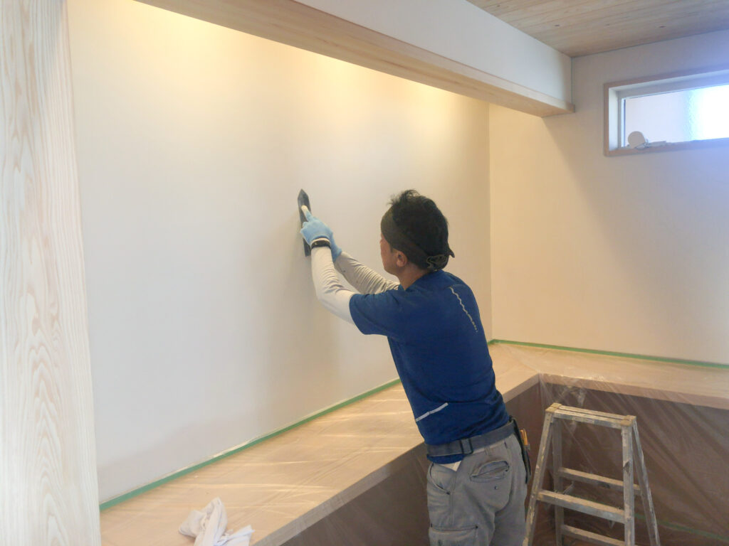 ビニールクロスの壁ではなく漆喰やシラス壁を選ぶ キグミノイエのやらない約束 長野県東御市 伝統工法でつくる木組の家